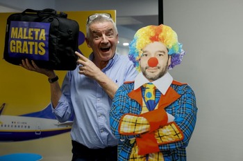 Ryanair viste a Bustinduy de payaso en su campaña de descuentos