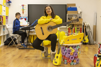 «Los niños aprenden jugando y así hay que enseñarles música»