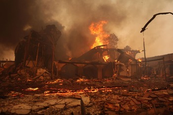 Seis incendios acorralan a Los Ángeles y dejan cinco muertos