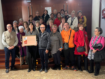 Bubisher recibe recaudación del mercadillo de libros azudense